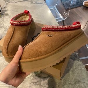 SOLD OUT UGG TAZZ slippers in size 6 NEVER WORN